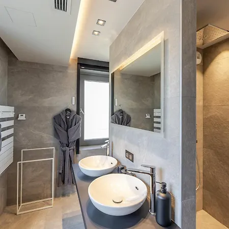 La Loge Aux Loups, A 100 M Du Lac, Piscine Interieure, Sauna, Cheminee, Local Skis Velos