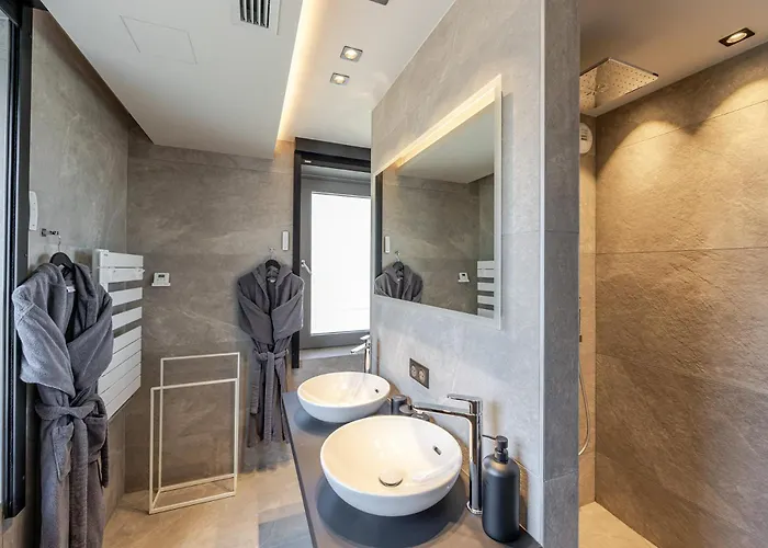 La Loge Aux Loups, A 100 M Du Lac, Piscine Interieure, Sauna, Cheminee, Local Skis Velos