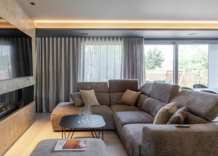 La Loge Aux Loups, A 100 M Du Lac, Piscine Interieure, Sauna, Cheminee, Local Skis Velos *